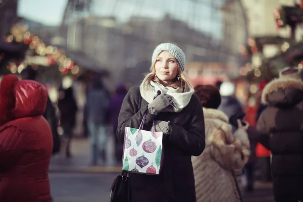 Donna felice comprare regali — Foto Stock