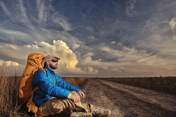 Adam turist yabani hayvanlar ve bitkiler seyahat — Stok fotoğraf