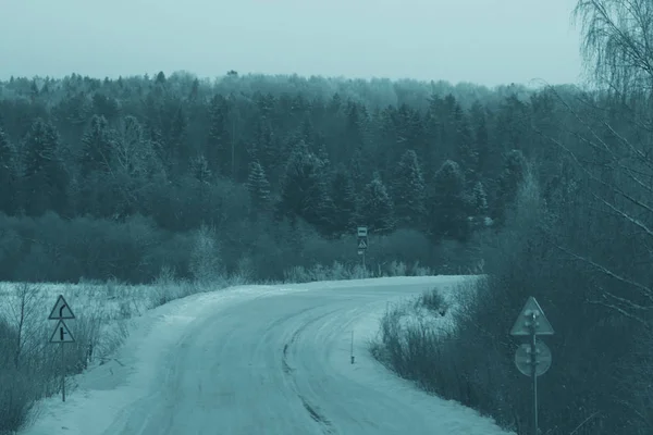 雪の降る冬の道路上のトラック — ストック写真