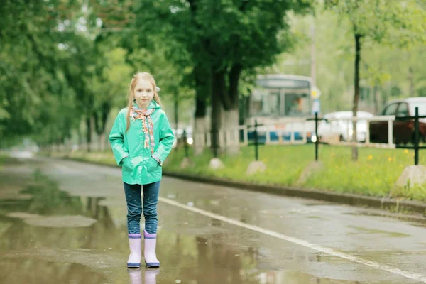 Lány játszik a tavaszi eső — Stock Fotó