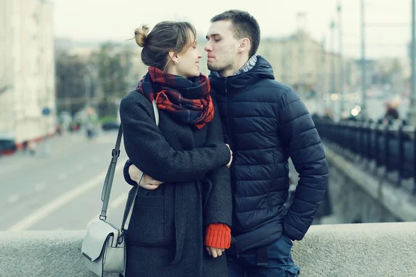 Young lovers walking in city — Stock Photo, Image