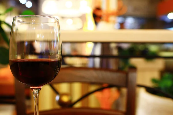 Serveren van een glas rode wijn — Stockfoto