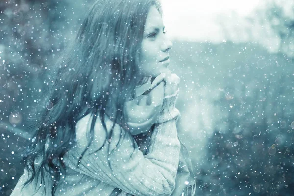 Ung flicka med snöflingor i luften — Stockfoto
