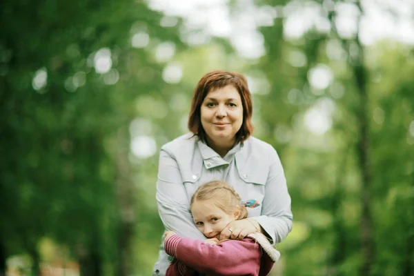 Madre e hija en el parque de verano — Foto de Stock