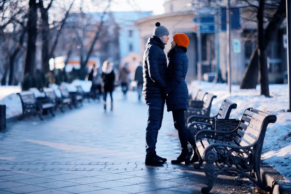 Junger Mann und Frau draußen — Stockfoto