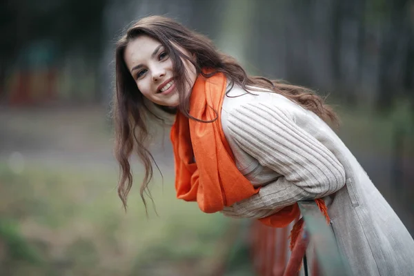 Jeune fille dans le parc — Photo