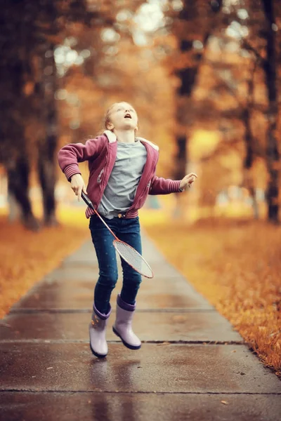 Ragazza che indossa una giacca all'aperto — Foto Stock