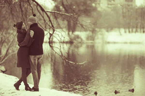 Jeune couple marchant dans la ville — Photo