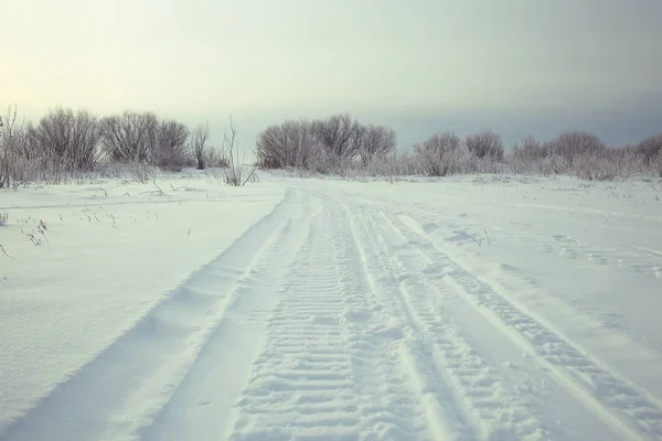 雪の降る冬の道路上のトラック — ストック写真
