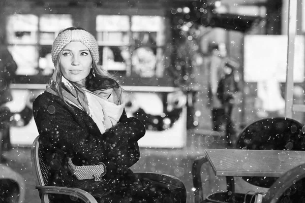 漂亮的女孩走在冬季的城市 — 图库照片