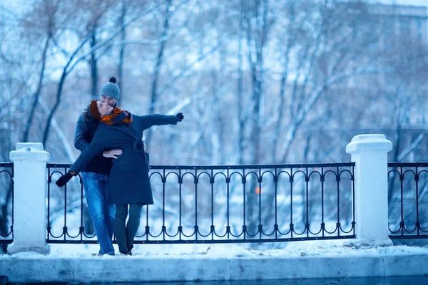 Jeune couple marchant dans la ville — Photo