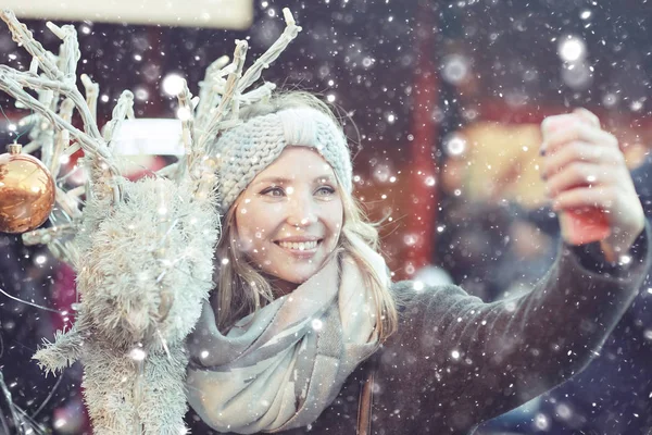 Güzel kadın Noel günü açık — Stok fotoğraf