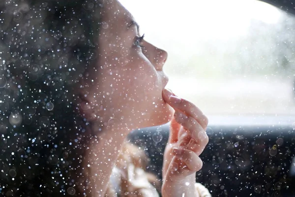 Chica pintando labios en el coche —  Fotos de Stock