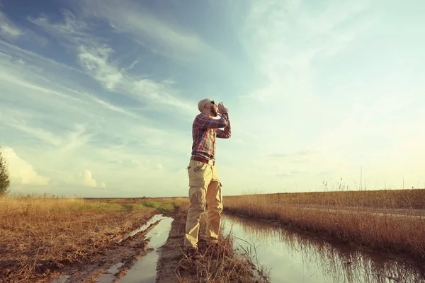 Hombre viajero en la vida silvestre en otoño —  Fotos de Stock