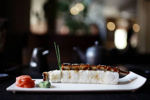 Ряд суши в ресторане — стоковое фото