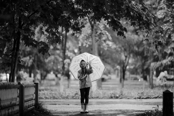 Liten flicka promenader i parken hösten — Stockfoto