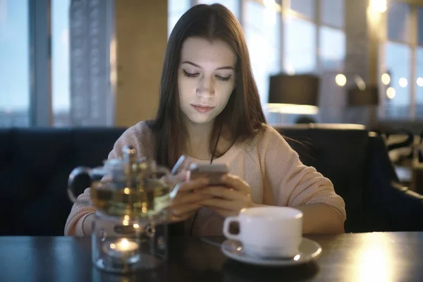 Young woman using phone at cafe — Stock Photo, Image