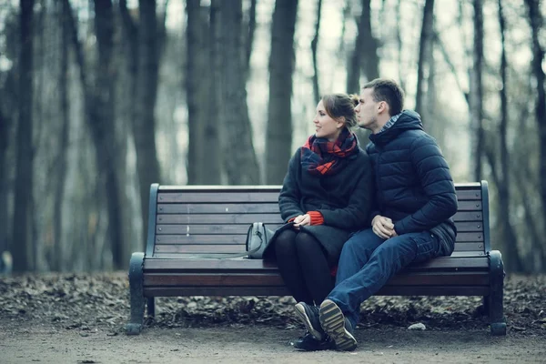 Pareja sentada en un banco — Foto de Stock