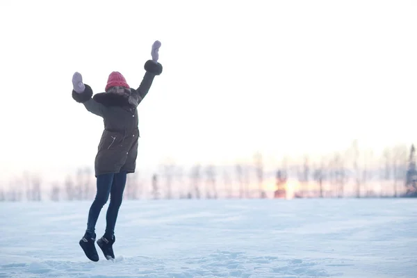 Chica feliz en el campo nevado de invierno —  Fotos de Stock