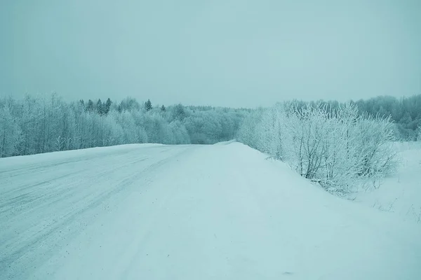 Следы на снежной зимней дороге — стоковое фото