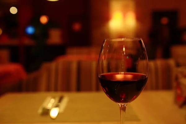 Подавать бокал красного вина — стоковое фото
