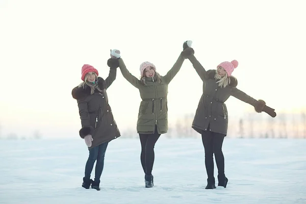 Giovani ragazze che camminano all'aperto — Foto Stock