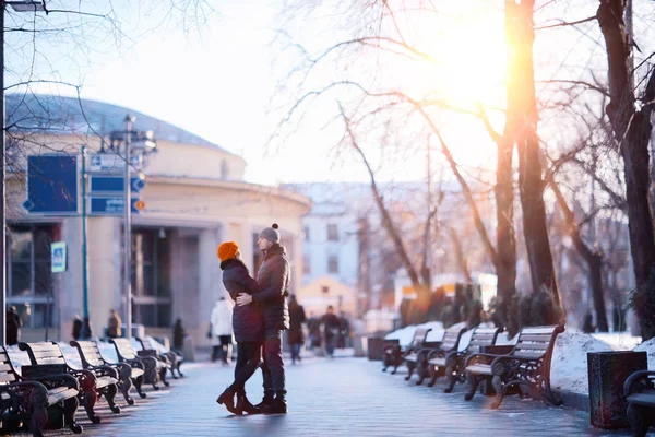 Jeune couple marchant dans la ville — Photo