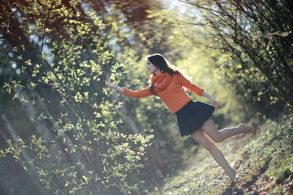 Frau springt in Frühlingswald — Stockfoto