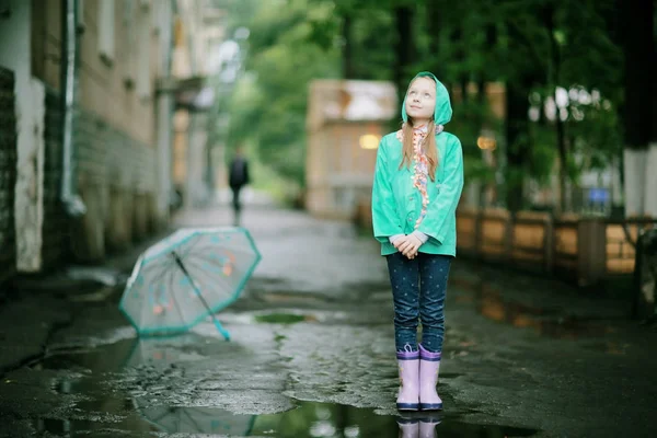 Liten flicka promenader i parken hösten — Stockfoto