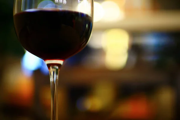 Cena con copa de vino en la mesa — Foto de Stock