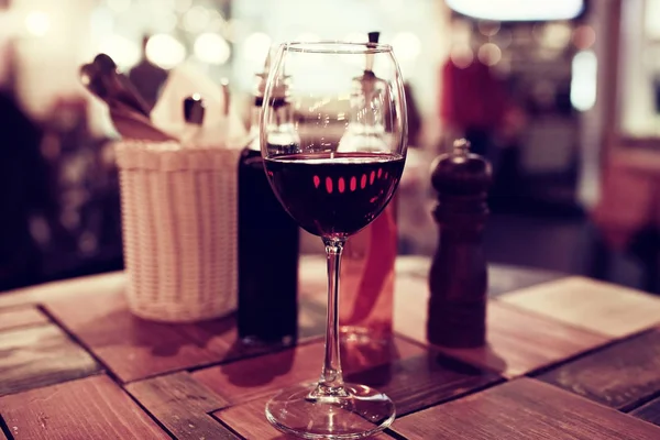 Bir bardak kırmızı şarap hizmet — Stok fotoğraf