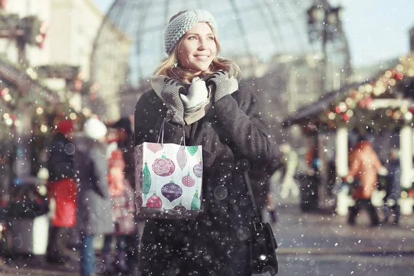 Bella ragazza a piedi nella città invernale — Foto Stock