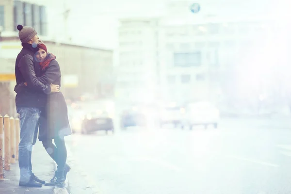 Pareja enamorada en la ciudad de primavera —  Fotos de Stock