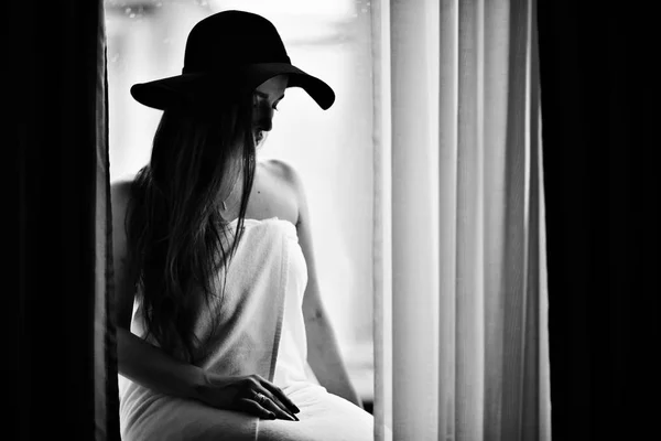 Girl at hotel apartment — Stock Photo, Image