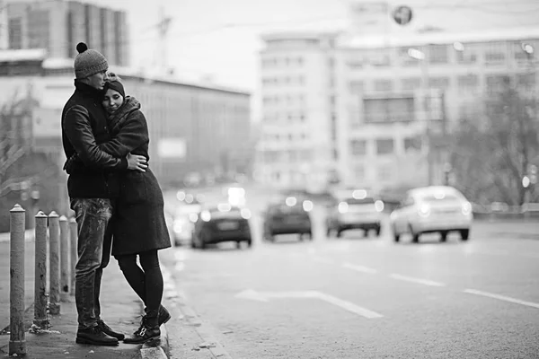 Casal andando nas ruas de Moscou — Fotografia de Stock