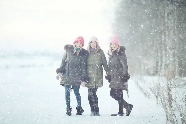 Giovani ragazze che camminano all'aperto — Foto Stock