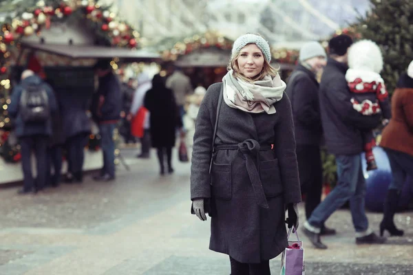 Žena v zimní oblečení — Stock fotografie