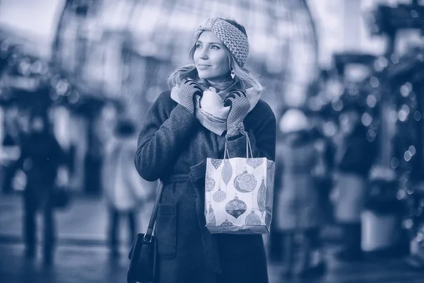 Woman in winter clothes — Stock Photo, Image