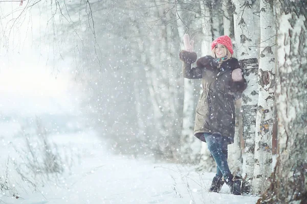 冬の森の若い女性は — ストック写真