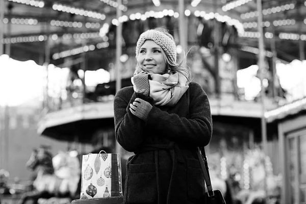 Jonge vrouw loopt in de stad — Stockfoto