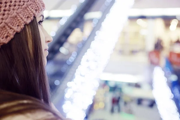 Ragazza che cammina nel centro commerciale — Foto Stock