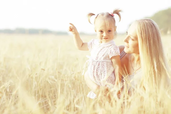 Mor och dotter i fältet — Stockfoto