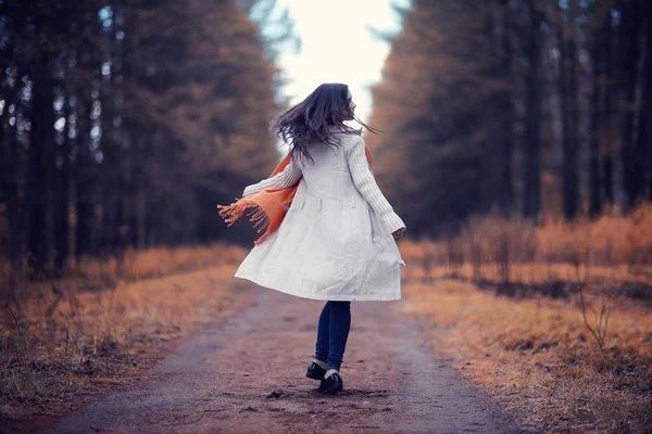 Genç kadında sonbahar park — Stok fotoğraf