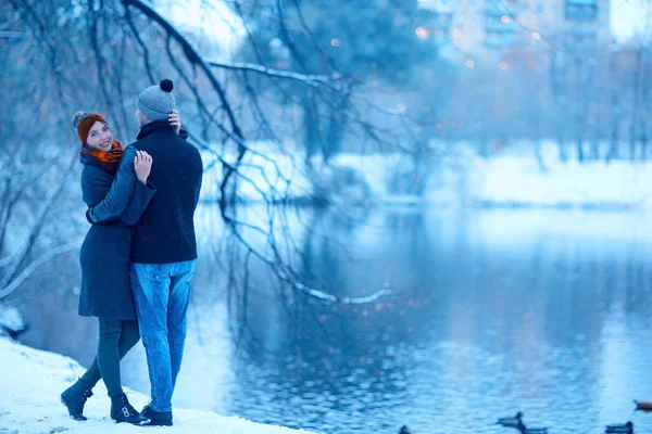 Pareja amorosa caminando en la ciudad — Foto de Stock