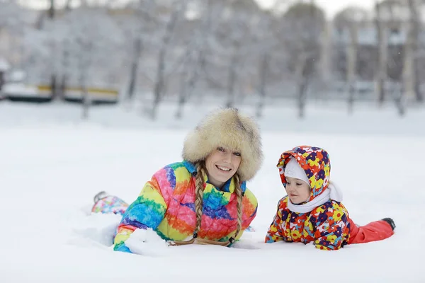 Karda oynarken anne ve kızı — Stok fotoğraf