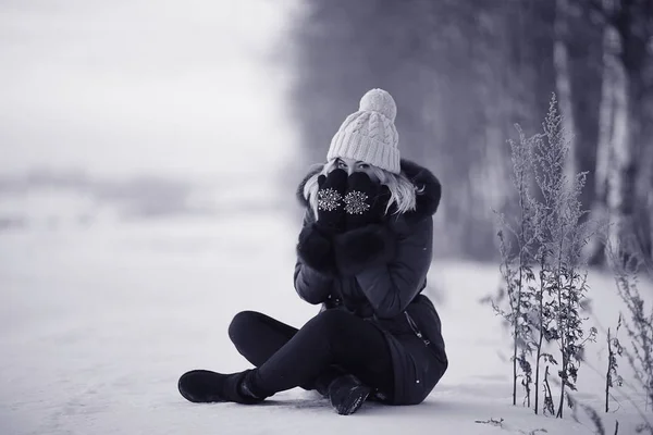 Jonge vrouw op de winter — Stockfoto