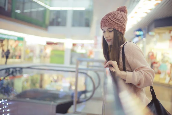 Chica joven en el centro comercial — Foto de Stock