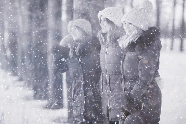 Tres hembras jóvenes en invierno — Foto de Stock