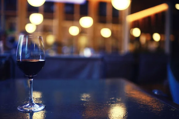 Alkoholgetränk im Glas im Restaurant — Stockfoto