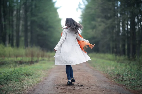 Jeune fille dans la forêt de printemps — Photo